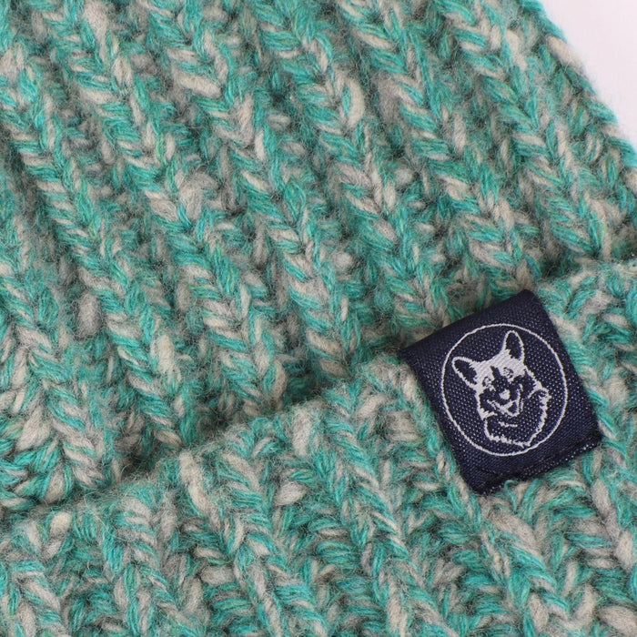 close up of the knit detail